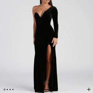 Windsor | Cheyenne Formal One-Shoulder Velvet Dress